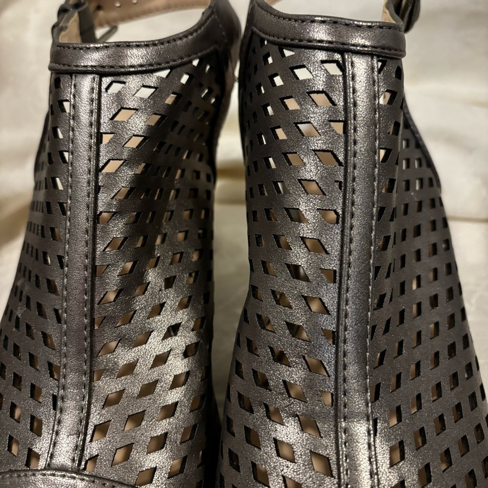 NWOT Liz Claiborne Pewter Sling Back Block Heel, Size 9 - Picture 4 of 12
